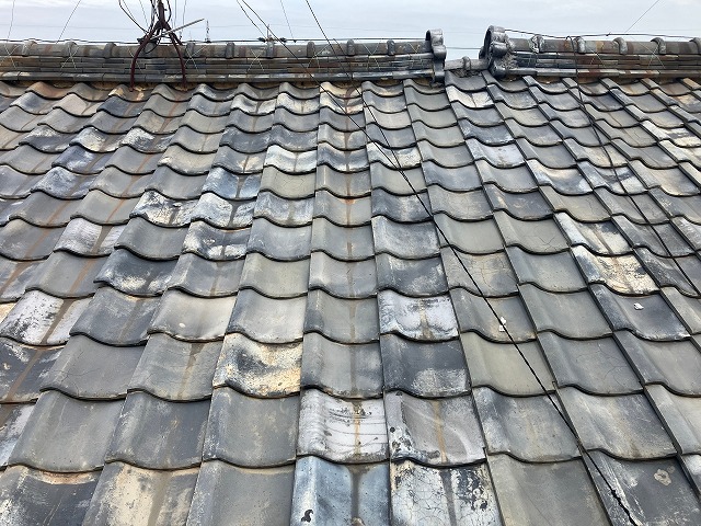 羽島市で瓦屋根の葺き替え！既存の土葺き屋根を撤去しブルーシートで養生